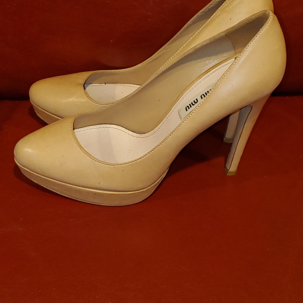 Nude pumps